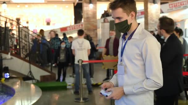 MINSK, BELARUS - Março 2, 2019: Um homem com uma máscara joga um Playstation 5 — Vídeo de Stock