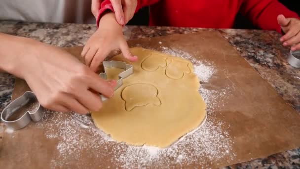 A mãe e a criança fazem um molde de biscoitos de Ano Novo. Vídeo de alta qualidade — Vídeo de Stock
