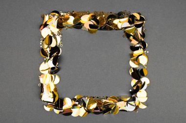 Gri arka planda sarı konfeti, kare. Moda renkleri 2021 sunumu. Yüksek kalite fotoğraf