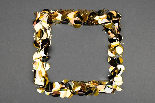 Gri arka planda sarı konfeti, kare. Moda renkleri 2021 sunumu. Yüksek kalite fotoğraf