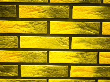 Sarı tuğladan yapılmış bir arka plan. Moda renkleri 2021 sunumu. Yüksek kalite fotoğraf