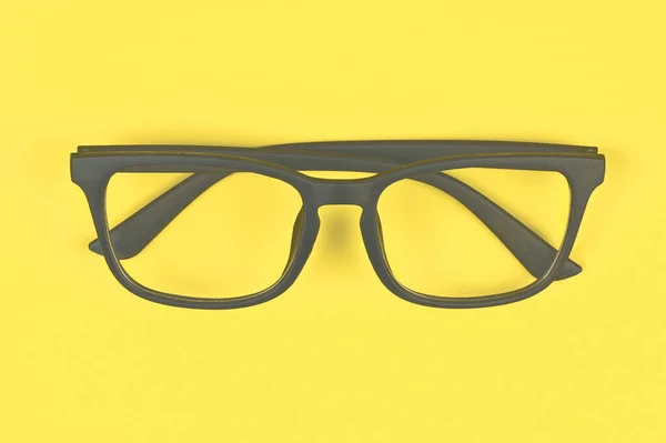Gläser Mit Transparenten Gläsern Mit Dioptrien Auf Gelbem Hintergrund Stilvolles — Stockfoto