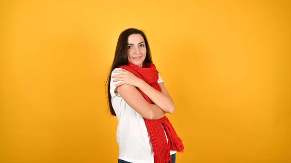Девушка с красным шарфом на желтом фоне — стоковое фото