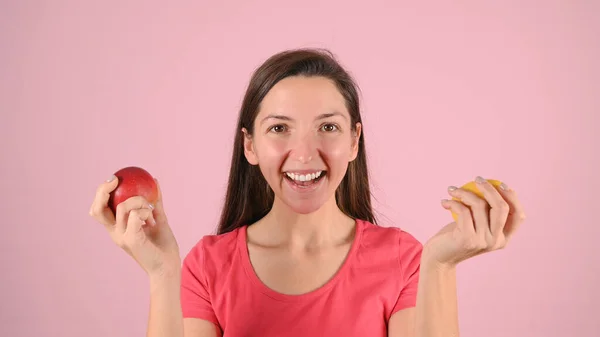 Piękna Młoda Uśmiechnięta Kobieta Trzymająca Jabłko Cytrynę Dłoniach Koncepcja Zdrowej — Zdjęcie stockowe