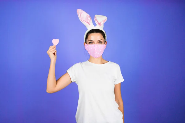 Jonge Vrouw Met Een Hartafdruk Beschermend Gezichtsmasker Bunny Oren Pasen — Stockfoto