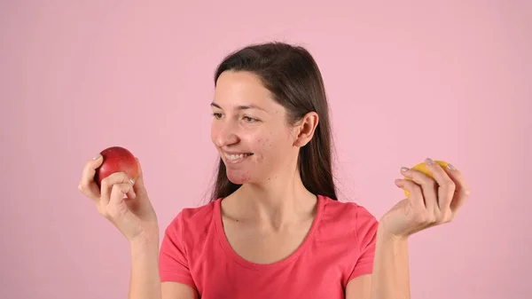 Piękna Młoda Uśmiechnięta Kobieta Trzymająca Jabłko Cytrynę Dłoniach Koncepcja Zdrowej — Zdjęcie stockowe