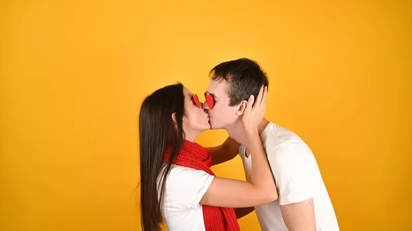Junges Kaukasisches Paar Küsst Und Umarmt Sich Auf Gelbem Hintergrund — Stockfoto