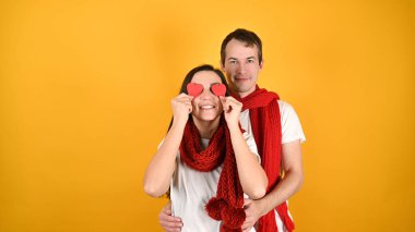 Sarı arka planda, aşktan kör olmuş bir kadın. Yüksek kalite fotoğraf