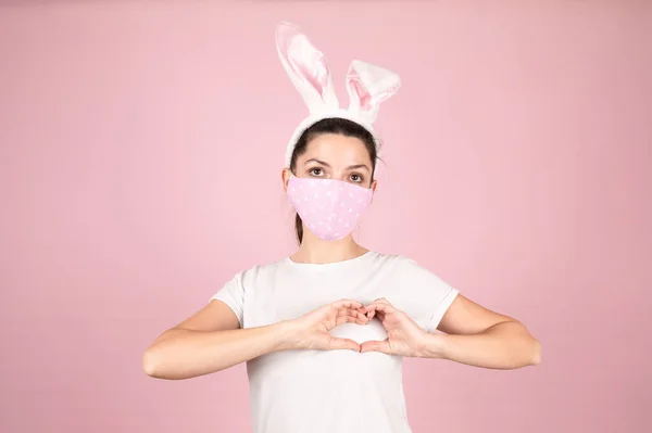 Brünette Frau Mit Herz Print Gesichtsmaske Und Hasenohren Mädchen Weißem — Stockfoto