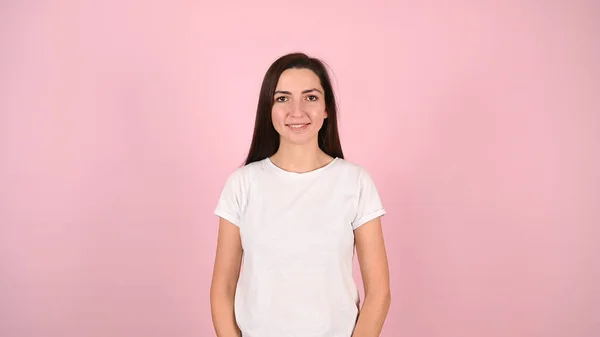 Счастливая Молодая Женщина Розовом Фоне Высокое Качество Фото — стоковое фото