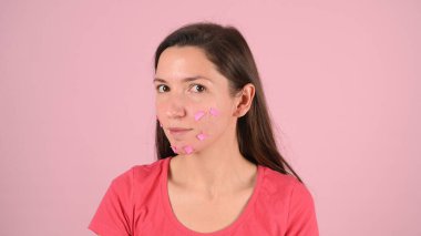 Sorunlu ciltte, pembe arkaplanda çıkartmalar var. Yüksek kalite fotoğraf