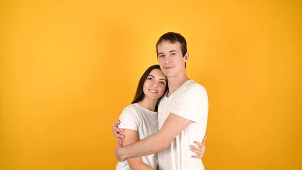 Jeune Couple Câlin Sur Fond Jaune Photo Haute Qualité — Photo