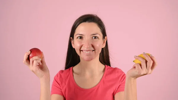 Vrouw Met Puistjes Fruit Haar Handen Hoge Kwaliteit Foto — Stockfoto