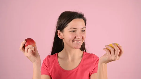 Vrouw Met Puistjes Fruit Haar Handen Hoge Kwaliteit Foto — Stockfoto