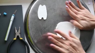 Kız polimer kilden figürler yapıyor. Yüksek kaliteli video