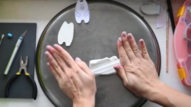 Kız polimer kilden figürler yapıyor. Yüksek kaliteli video