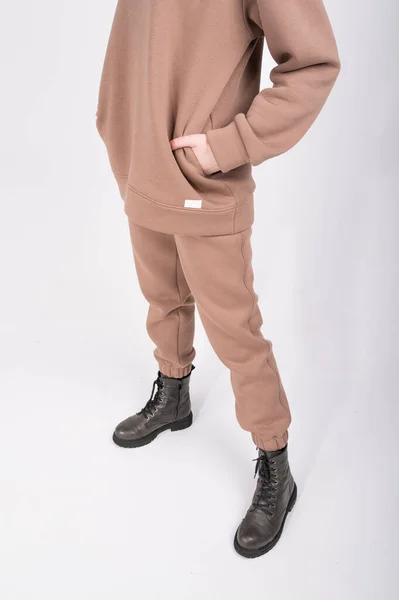 Vista Cortada Jovem Mulher Taupe Hoodie Elegantes Botas Grosseiras Isoladas — Fotografia de Stock