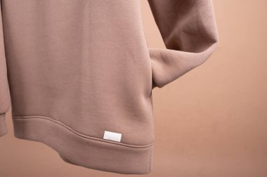 Kahverengi kazak. Askıda asılı duruyor. Yüksek kalite fotoğraf