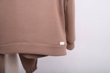 Kahverengi kazak. Askıda asılı duruyor. Yüksek kalite fotoğraf