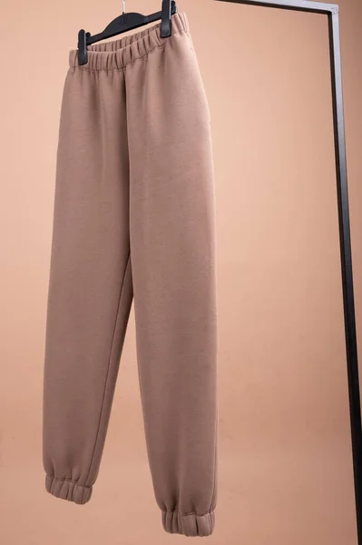 Pantaloni Della Tuta Marroni Appeso Hangernts Foto Alta Qualità — Foto Stock