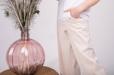 Vazodaki tavus kuşu tüyleri. Yüksek kalite fotoğraf