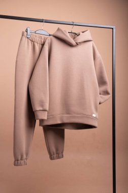 Hafif arka planda pantolonu olan bir sweatshirt. Yüksek kalite fotoğraf