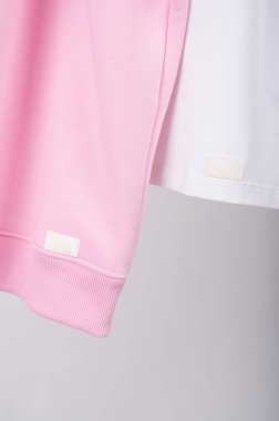 Beyaz ve pembe tişört. Kapatın.