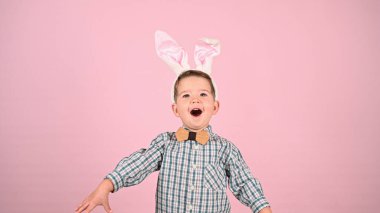 Tecrit edilmiş arka planda kulakları olan küçük bir çocuk. Yüksek kalite fotoğraf