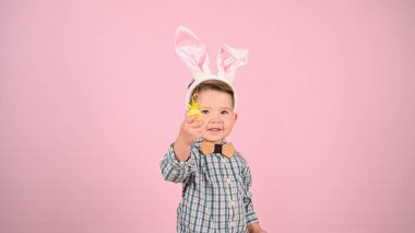 Çocuk ve Paskalya, pembe arka planda. Yüksek kalite fotoğraf