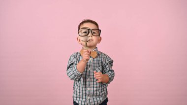 Çocuk büyüteçten bakıyor. Yüksek kalite fotoğraf