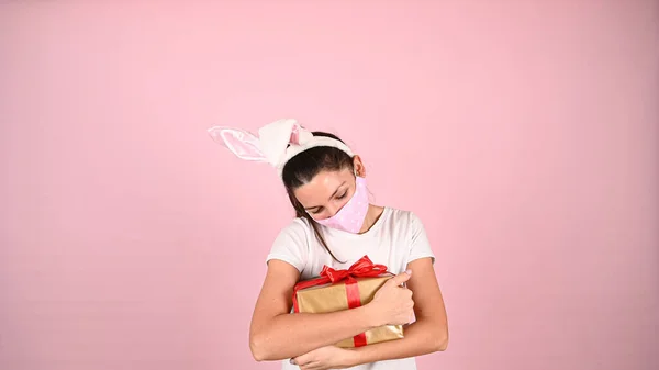 Mädchen Mit Einem Geschenk Mit Ohren Einer Maske Hochwertiges Foto — Stockfoto