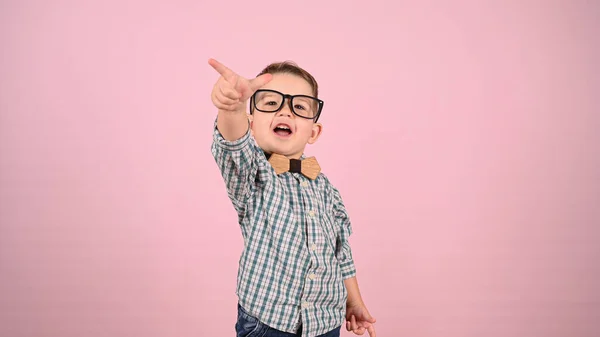 Kind Mit Brille Auf Rosa Hintergrund Hochwertiges Foto — Stockfoto