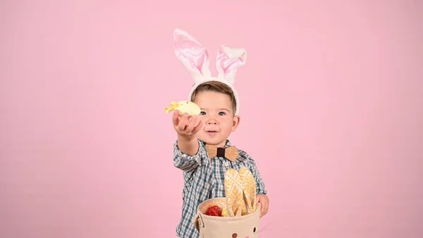 有小兔子耳朵和蛋的宝宝高质量的照片 — 图库照片
