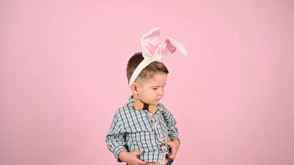 Bebé Con Orejas Conejo Sobre Fondo Rosa Foto Alta Calidad —  Fotos de Stock