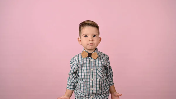 Ребенок Рубашке Бабочке Розовом Фоне Высокое Качество Фото — стоковое фото