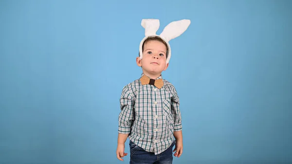 İzole edilmiş arka planda, kulakları olan küçük bir çocuk. — Stok fotoğraf