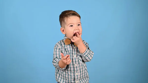 Criança adora doces, em fundo isolado — Fotografia de Stock
