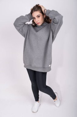 Gri kazaklı genç kız. Yüksek kalite fotoğraf