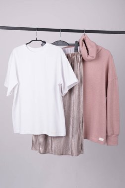 Pastel tonlarda rahat kadın kıyafetleri, temel bahar gardırobu.