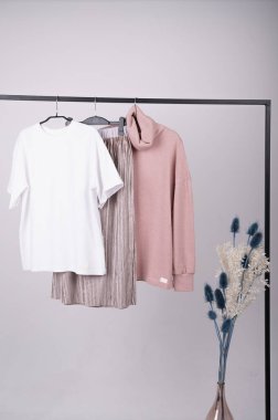 Temel kadın kıyafetleri. Beyaz ve bej elbiseli kadın gardırobu. Bahar modası trend konsepti. Yüksek kalite fotoğraf