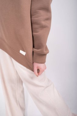 Temel kadın kıyafetlerinin kırpılmış görüntüsü. Beyaz ve bej elbiseli kadın gardırobu. Sıfır atık. Yüksek kalite fotoğraf