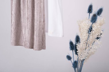 Doğal giysiler, dekoratif bitkiler ve giysi kavramı. Yüksek kalite fotoğraf