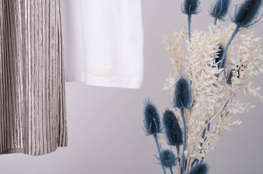 Doğal giysiler, dekoratif bitkiler ve giysi kavramı. Yüksek kalite fotoğraf