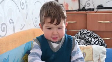 Çocuk büyüteçle inceler. 4k video, yüksek çözünürlüklü.