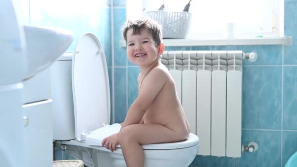 Das Kind lernte, auf der Toilette zu sitzen. 4k Video, High Definition. — Stockvideo