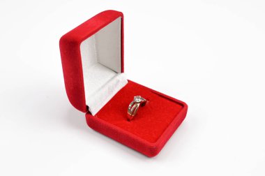 Kırmızı bir kutuda elmas yüzük, izole edilmiş beyaz bir arka planda. Yüksek kalite fotoğraf
