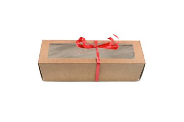 Kırmızı fiyonklu el işi ambalajlar, izole bir arka plan. Yüksek kalite fotoğraf