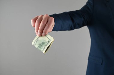 Takım elbiseli bir adam elinde para tutar. Yüksek kalite fotoğraf