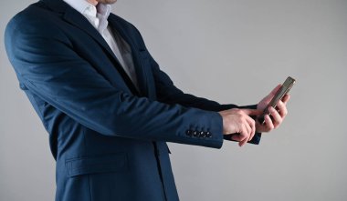 Takım elbiseli adam telefonda konuşuyor, iş yerinde konseptle buluşuyor. Yüksek kalite fotoğraf