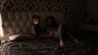 Anne ve çocuk uyumadan önce karanlıkta bir kitap okudu.